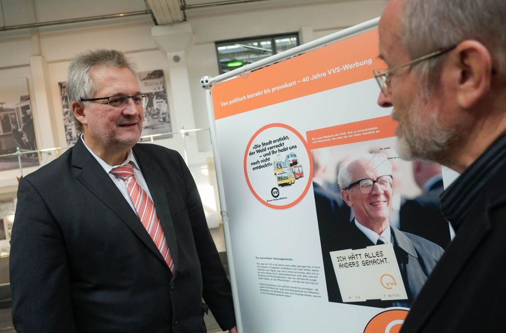 VVS-Geschäftsführer Thomas Hachenberger (links) und der ehemalige Pressesprecher Winfried Vilz vor einem Plakat, das nicht zum Einsatz kam.
