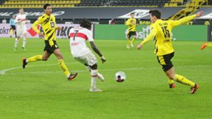 Mit Gefühl und Auge: der VfB-Stürmer Tanguy Coulibaly lässt Mats Hummels (rechts) schlecht aussehen und erzielt in Dortmund sein zweites Saisontor. Foto: Baumann