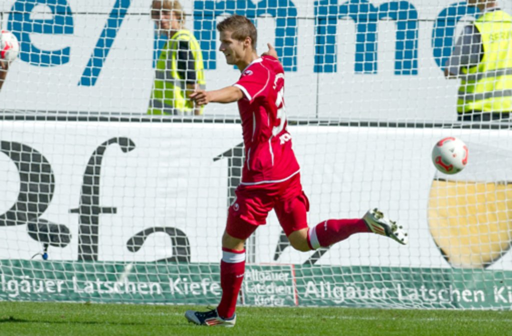 Der SC Freiburg hat sich zum Ende der Transferperiode im Mittelfeld verstärkt. Der 22-jährige Hendrick Zuck wechselt vom Zweitligisten 1. FC Kaiserslautern an die Dreisam. Über die Ablösesumme und die Vertagsdauer wurden keine Angaben gemacht.