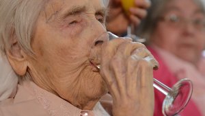 Margarete Dannheimer wurde 111 Jahre alt - zu ihrem Geburtstag gönnte sich die Fränkin ein Gläschen Sekt. Foto: dpa