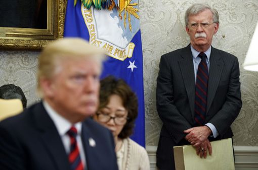 John Bolton (rechts) erhebt schwere Vorwürfe gegen US-Präsident Donald Trump. Foto: AP/Evan Vucci