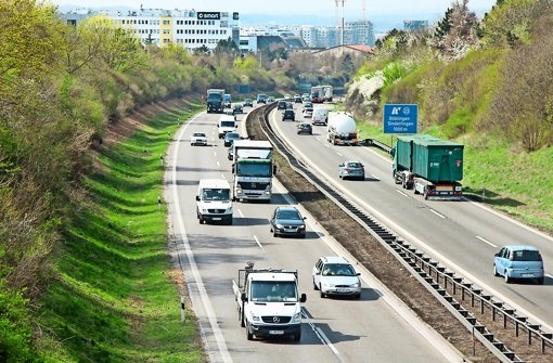 Zwischen den beiden Nachbarstädten Böblingen  und Sindelfingen wird die  Autobahn auf sechs Spuren erweitert und  ein Lärmschutzdeckel gebaut Foto: factum/Weise