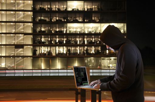 Gefahr aus dem Netz: Ein Hacker kann mit seinem Rechner ganze Unternehmen lahmlegen. Foto: imago /Jochen Tack