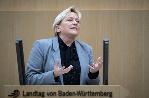 Kultusministerin Susanne Eisenmann verteidigt im Landtag ihre Maßnahmen gegen Unterrichtsausfall. Foto: dpa