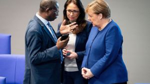 Merkel (r.) redet mit  den Abgeordneten Diaby (l.) und Fahimi (m.) Foto: dpa/Kay Nietfeld