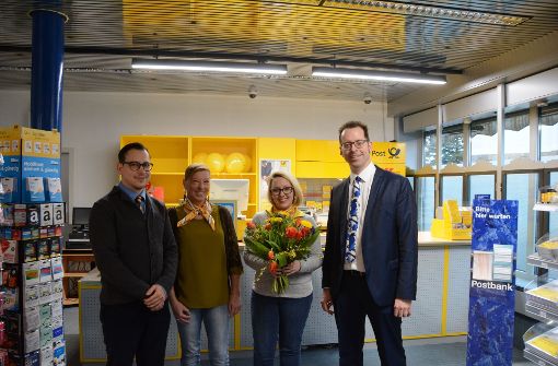 Bürgermeister Jan Trost hat Adriane Haußmann  und ihren Mitarbeitern Nicole Schmitt und Sven Kettner (von rechts) Blumen zur Eröffnung mitgebracht. Foto: Sandra Brock