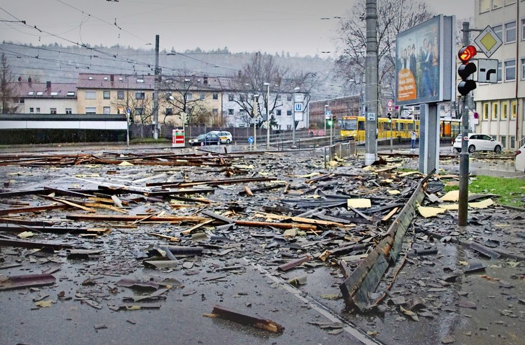 Ein wahres Trümmerfeld hat es in Stuttgart-Wangen auf die Straße geweht.