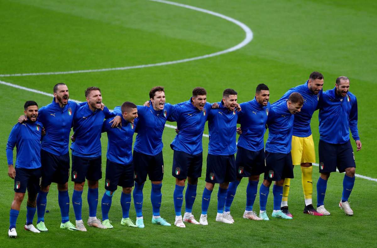 Die Italiener bei der Hymne vor dem Halbfinale.
