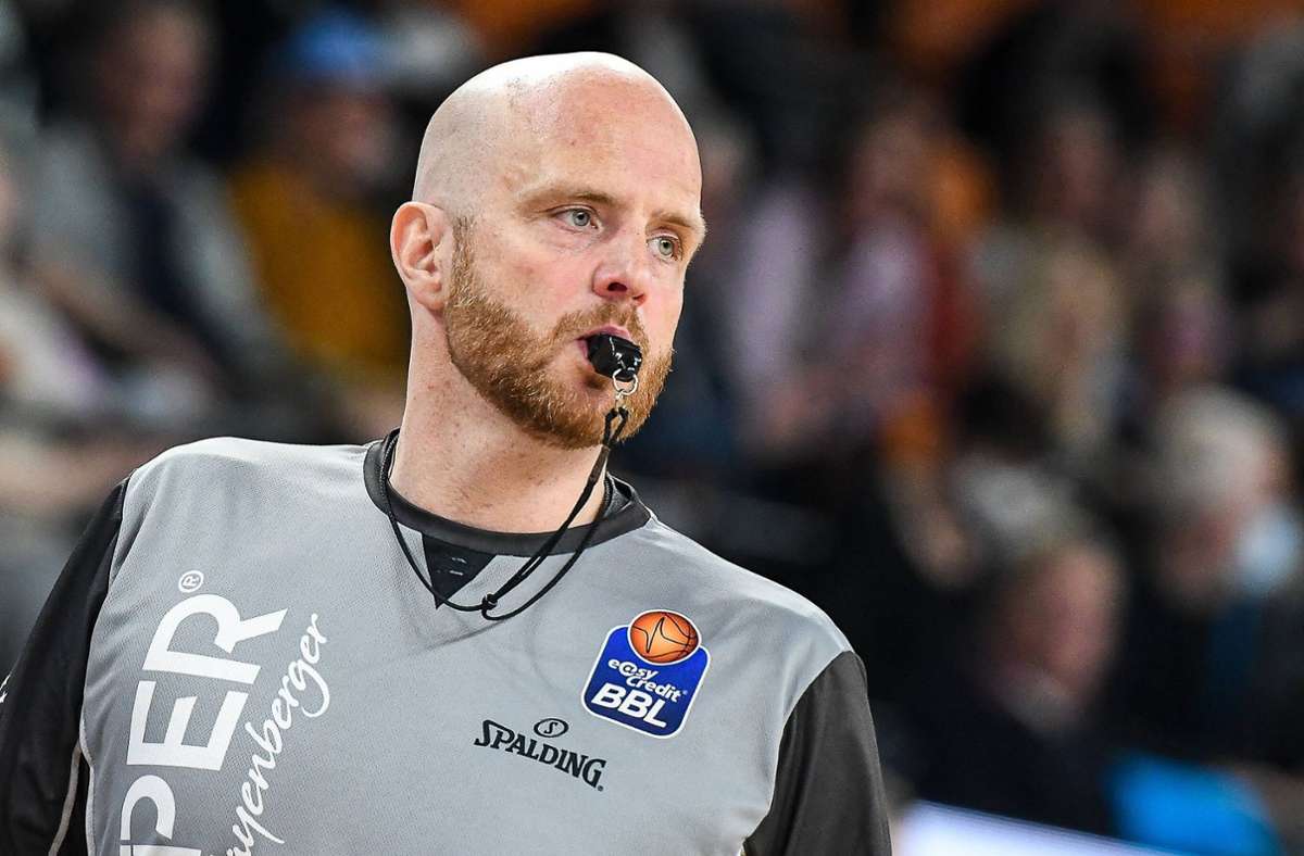 Der deutsche Basketball-Referee Benjamin Barth  weigerte sich auch nach mehrmaliger Aufforderung, seinen Bart abzurasieren. Foto: IMAGO/Nordphoto/IMAGO/nordphoto GmbH / Hafner