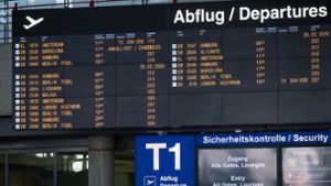 Die Anzeigetafel am 24. März: Die Flugankündigungen am Stuttgarter Airport haben sich stark gelichtet. Foto: Lichtgut/Achim Zweygarth