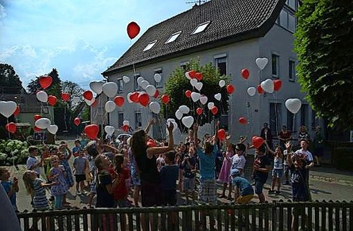 Herzige Luftballons mit guten Wünschen wurden in die Luft geschickt. Foto: Quellen-Grundschule