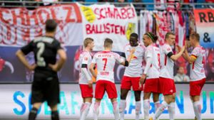 Im Hinspiel musste Emiliano Insua (links) vom VfB Stuttgart zusehen, wie die Spieler von RB Leipzig das 1:0 bejubelten. Foto: AFP