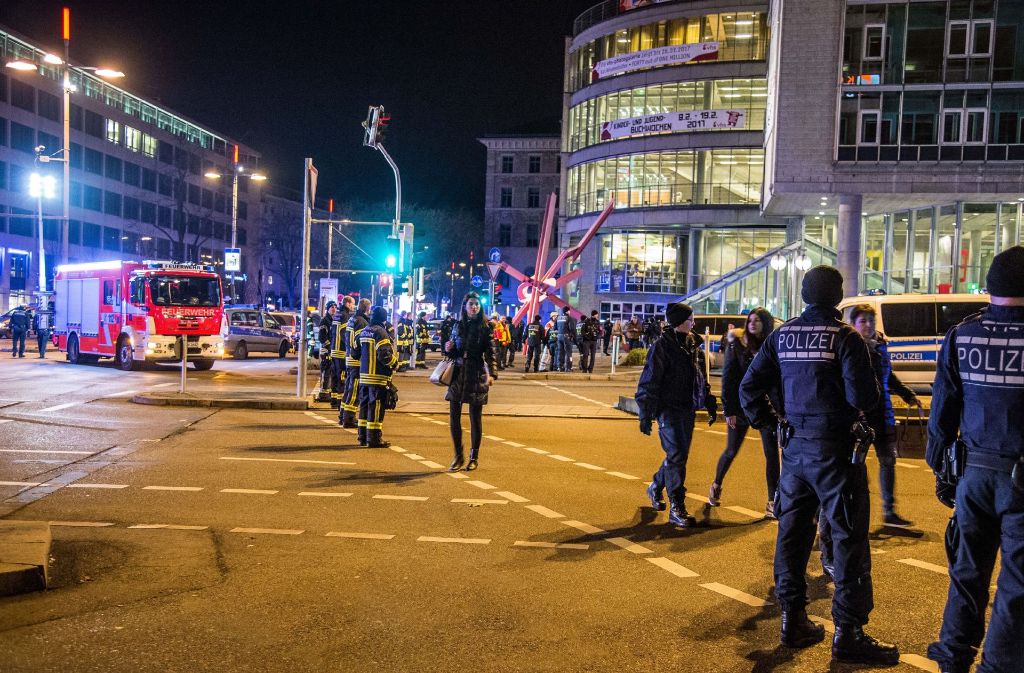 Einsatzkräfte der Polizei am Rotebühlplatz: Ein falscher Amokalarm hielt am Montagabend Stuttgart in Atem.