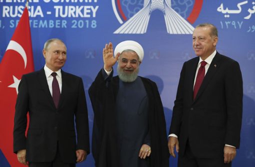 Der russische Präsident Wladimir Putin (li), der iranische Präsident Hassan Ruhani  und der türkische Präsident Recep Tayyip Erdogan stehen vor ihrem Gespräch im Rahmen des Syrien-Gipfels nebeneinander . Foto: Presidency Press Service