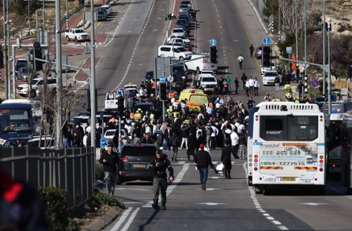 Ein Autofahrer ist in Jerusalem in eine Menschenmenge gefahren. Foto: AFP/AHMAD GHARABLI