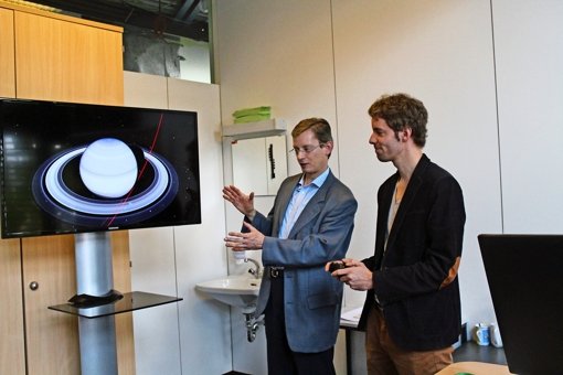 Planetariumsleiter Uwe Lemmer (links) und Ubbo Grassmann, seit dem Frühjahr sein Stellvertreter, haben den Ärger über die verschobene Wiedereröffnung schnell verwunden. Sie bereiten gemeinsam die neue Fulldome-Technik vor. Foto:  