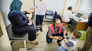 Zweimal die Woche kommt der Arzt Ashraf Noman  in die Asylunterkunft Foto: Lichtgut/Leif Piechowski