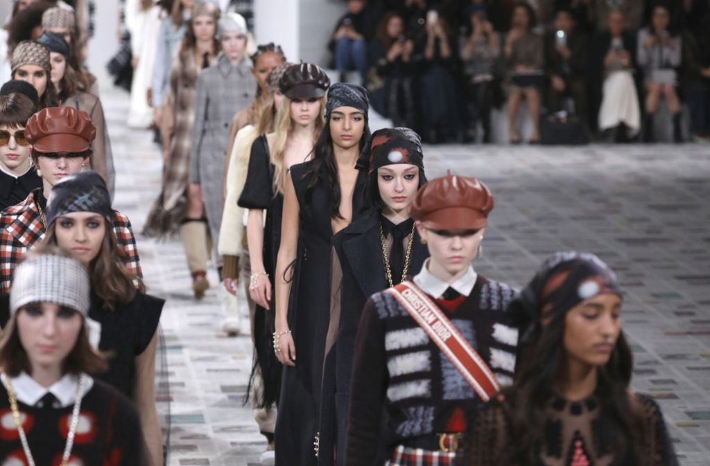 Models präsentieren die Herbst/Winter Damenkollektion von Dior in Paris.