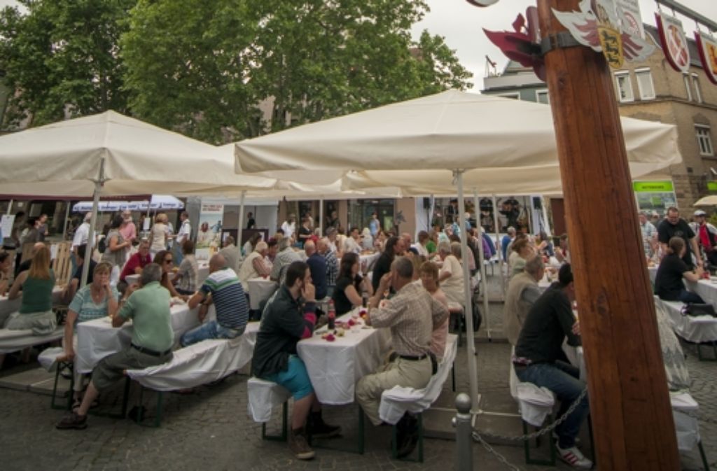 Ein Treffpunkt für Bad Cannstatt: Erstmals fand 2015 an 16 Freitagen ein Abendmarkt auf dem Marktplatz statt.