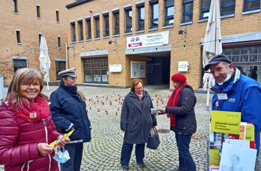 Fachleute des Fellbacher Hilfenetzes bei häuslicher Gewalt informieren im Rathausinnenhof. Foto: /Eva Schäfer