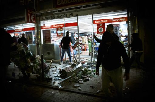 Die Krawallnacht: Gewalt, Plünderung und Zerstörung. Foto: dpa/Julian Rettig