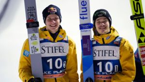 Andreas Wellinger (l) und Philipp Raimund aus Deutschland belegen beim Super-Team-Event in Lake Placid den zweiten Platz. Foto: Robert F. Bukaty/AP/dpa