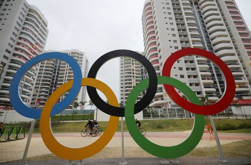 Vor dem olympischen Dorf sind die symbolischen fünf Ringe aufgebaut. Foto: dpa