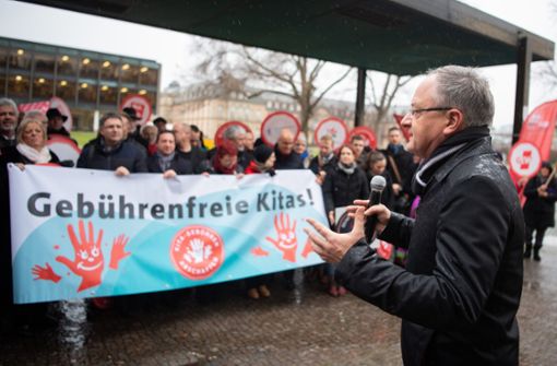 SPD-Chef Andreas Stoch bei der Demonstration für gebührenfreie Kitas vor dem Landtag Foto: dpa/Tom Weller