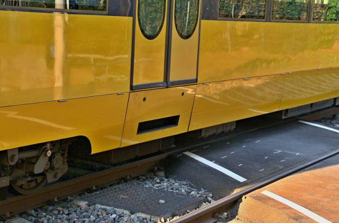 Stadtbahnunfall in Stuttgart-Mühlhausen: Mit Fuß zwischen Zug und Bahnsteig geraten – Mann schwer verletzt