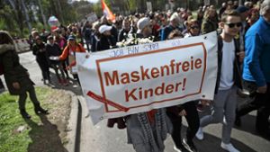 Den Forderungen  der sogenannten Querdenker –  dieses Foto entstand bei einer Demonstration in Stuttgart  –haben sich auch Eltern in Altbach angeschlossen und sind dort vor dem Rathaus aufmarschiert. Foto: Lichtgut/Julian Rettig