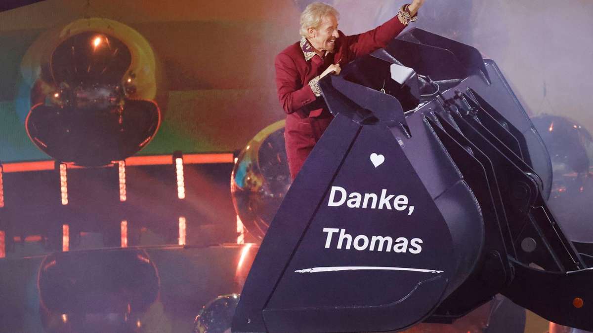 „Wetten, dass...?“: Thomas Gottschalk wird im Bagger aus der Halle gefahren