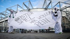 Wenigstens die Fans tragen die Krise mit Humor – wie hier in Mönchengladbach. Foto: dpa/Jonas Güttler
