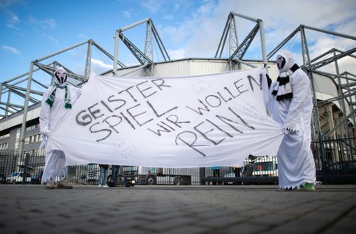 Wenigstens die Fans tragen die Krise mit Humor – wie hier in Mönchengladbach. Foto: dpa/Jonas Güttler