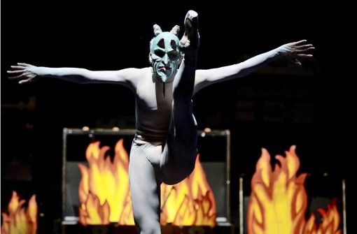 Alicia Amatriain als Teufel in Demis Volpis „Geschichte vom Soldaten“ Foto: Stuttgarter Ballett