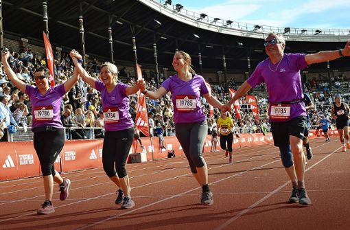 Am Ziel ihrer Träume: Hanna, Jutta, Lisa und Alfred Philippin (v. li.) laufen die letzten Meter Hand in Hand  beim Stockholm-Marathon. Foto: privat