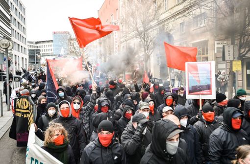 Vorbildlich beim Maskentragen, nachlässig beim Abstandhalten: Linke Aktivisten bei einer Demonstration am Samstag Foto: Lichtgut/Ferdinando Iannone