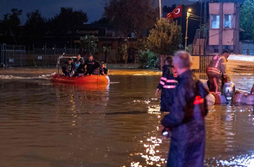 Menschen im Istanbuler Stadtteil Küçükçekmece werden am vergangenen Dienstag gerettet. Foto: AFP/YASIN AKGUL