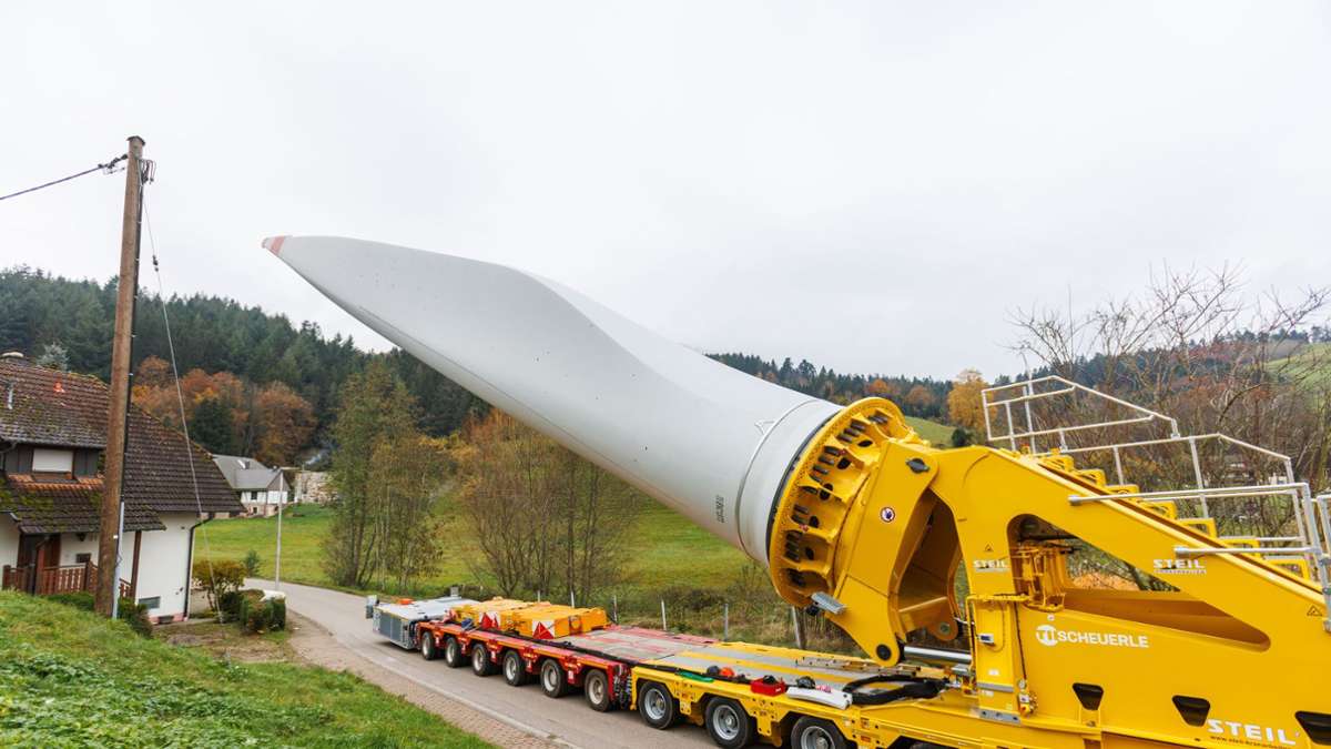 Spektakulärer Schwertransport: 68 Meter langer Windflügel rollt durch Schwarzwald