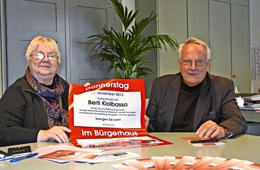 Gerda Fischer und Jürgen Lohmann gutgelaunt bei der Präsentation des Donnerstag-im-Bürgerhaus-Programm. Wenn es um die Gema-Gebühren geht, sieht das anders aus. Foto: Käfferlein