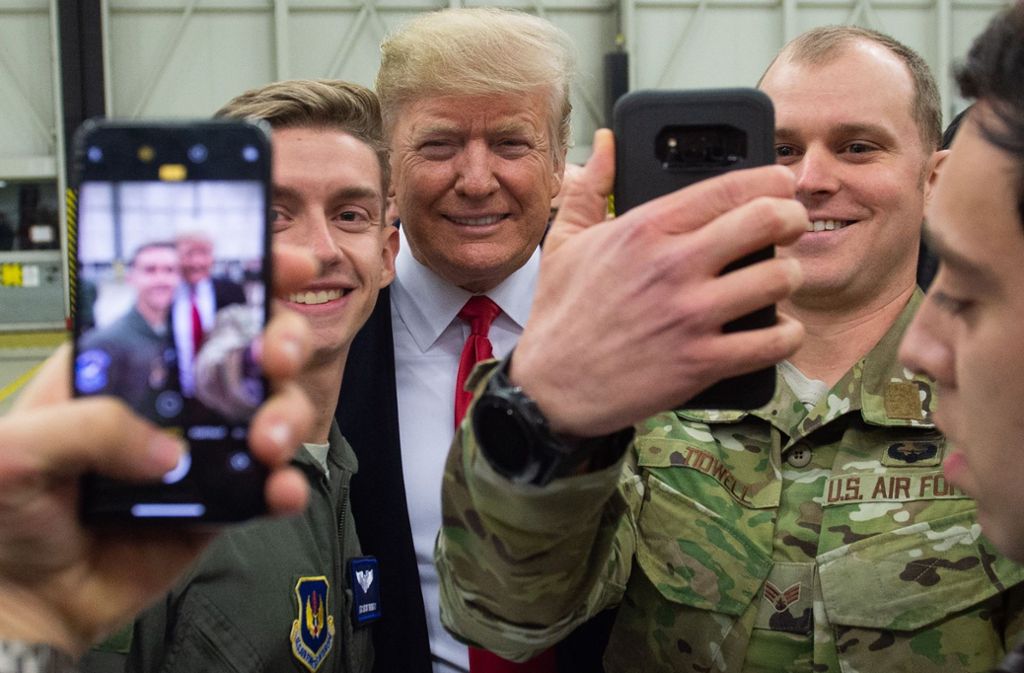 Donald Trump lädt bei Twitter ein Video seines Besuchs bei den Soldaten im Irak hoch. Foto: AFP