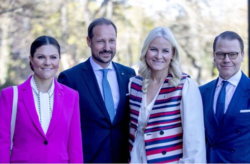 Abba says hello: When Sweden's Crown Princess Victoria (left) and her husband Prince Daniel (right) receive Norway's Crown Prince couple Haakon and Mette-Marit, real warmth is involved.  Photo: IMAGO / PPE / IMAGO / PPE