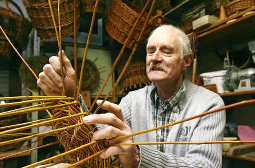 Albrecht Leize bringt die verstärkenden Staken am Korbboden an. Vor 18 Jahren hat der heute 68-Jährige mit seinem traditionsreichen Hobby angefangen. Foto: Avanti/Ralf Poller