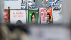 Wahlplakate in Stuttgart – die Parteien werben mit griffigen Slogans, aber was steht eigentlich genau in ihren Wahlprogrammen drin? Foto: dpa/Marijan Murat