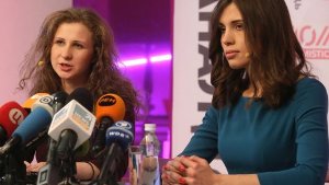 Maria Alyokhina (links) und Nadezhda Tolokonnikova bei einer Pressekonferenz in Moskau. Foto: dpa