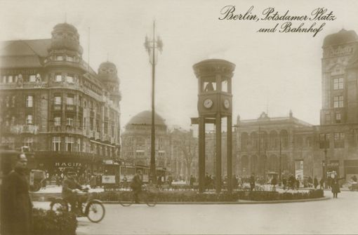 Die erste Ampel Deutschlands: Die historische Straßenszene aus den 1930er Jahren zeigt den Ampelturm mit Kabine auf dem Potsdamer Platz. Dort saß ein Polizist und steuerte das Signal per Hand. Foto: dpa