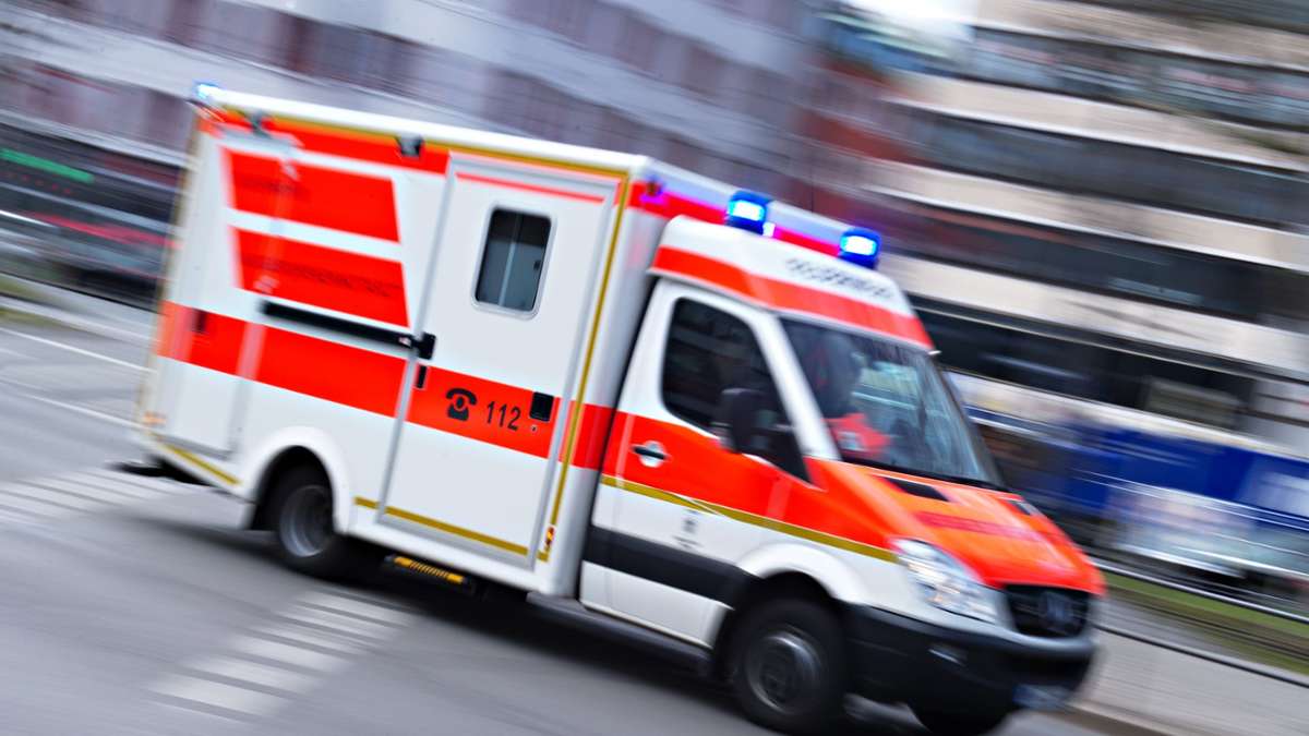 Unfall in Nürtingen: Eine Leichtverletzte nach Kollision mit Rettungswagen