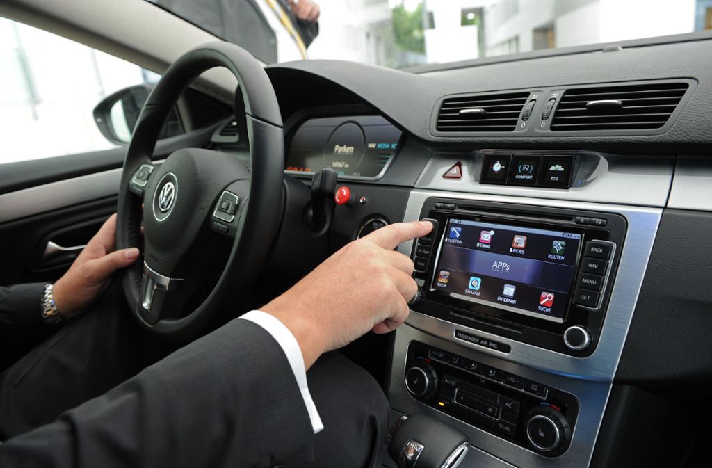 Mobiltelefonie zählt in modernen Autos inzwischen zum Standard. Foto: picture alliance / dpa/Jens Kalaene