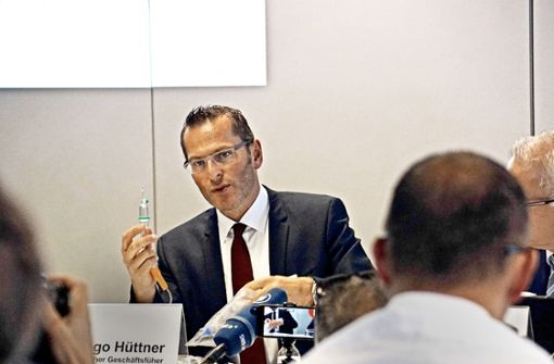 Ingo Hüttner, medizinischer Geschäftsführer an der Klinik am Eichert in Göppingen, steht am Tag nach Bekanntwerden der Todesfälle den Journalisten Rede und Antwort. Foto: SDMG