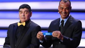 Die Lospaten Cafu (rechts) und Diego Maradona bei der Ziehung von Schweden. Foto: dpa