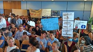 Protestaktion von Schülern, Lehrern und Eltern im Bezirksbeirat Foto: Jürgen Brand